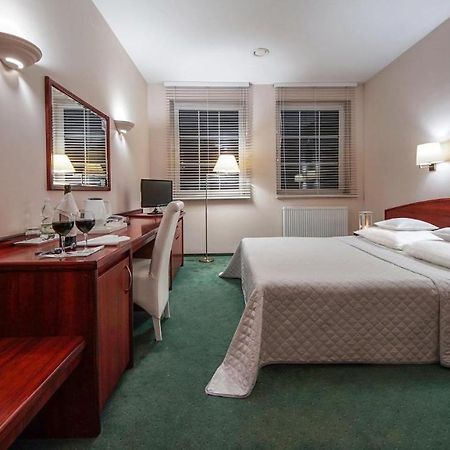 Hotel Sara Kolo  Экстерьер фото