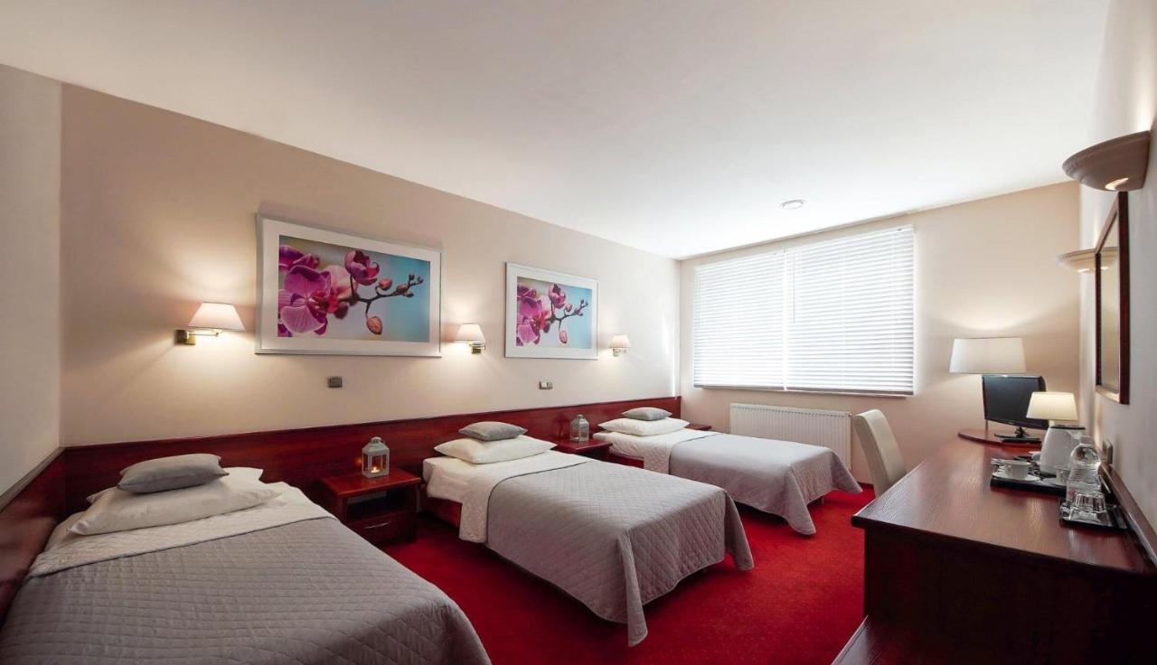 Hotel Sara Kolo  Экстерьер фото