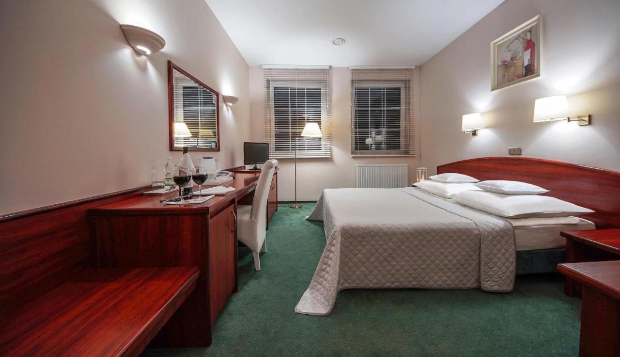Hotel Sara Kolo  Экстерьер фото