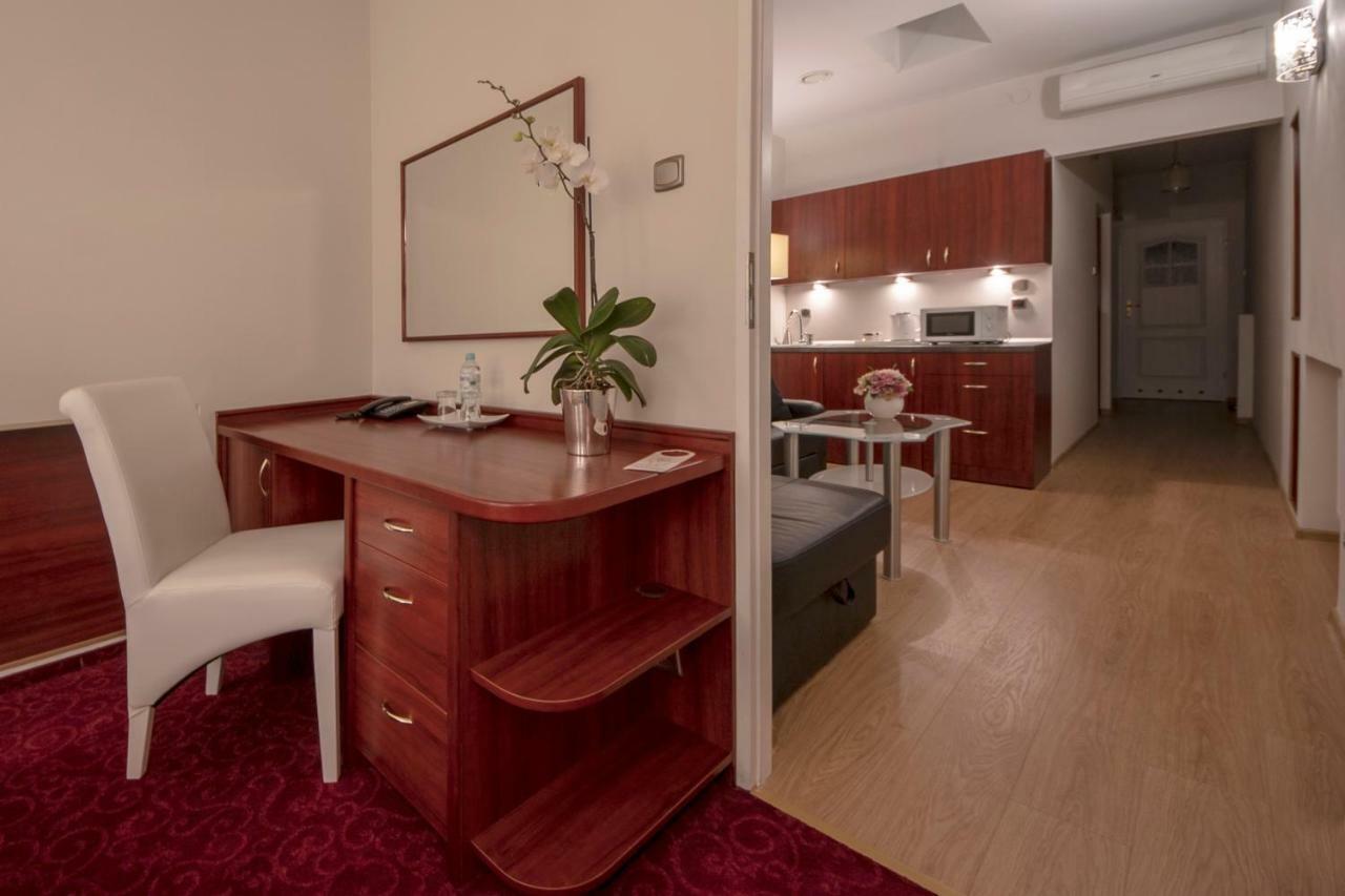 Hotel Sara Kolo  Экстерьер фото