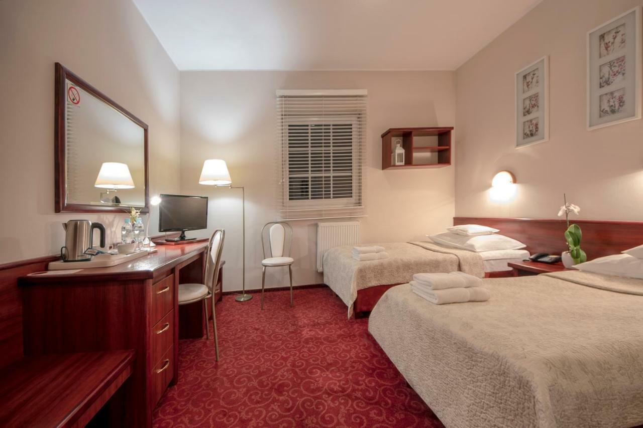 Hotel Sara Kolo  Экстерьер фото